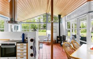 Η κουζίνα ή μικρή κουζίνα στο Nice Home In Gedser With Sauna