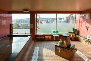 una camera con piscina in un edificio di Hiroshima no Yado Aioi a Hiroshima