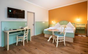 TV a/nebo společenská místnost v ubytování Hotel Erlenhof