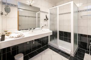 A bathroom at Hotel Erlenhof