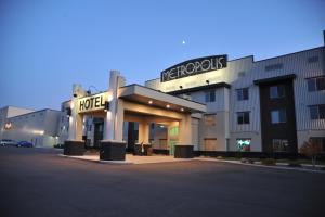 un hotel con un cartel que diga motel en Metropolis Resort - Eau Claire en Eau Claire