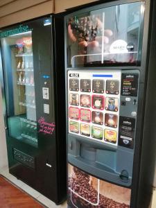 una máquina expendedora con comida dentro en Mister Bed Chambray Les Tours, en Chambray-lès-Tours