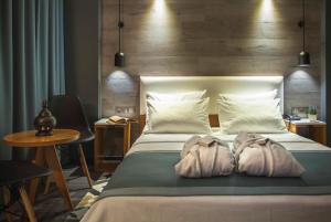 um quarto com uma cama com duas almofadas em Hotel Cura em Çanakkale