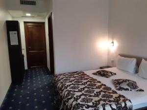Un pat sau paturi într-o cameră la Hotel Ro&Mario Barlad