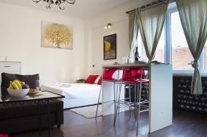 Posteľ alebo postele v izbe v ubytovaní Studio apartment with a view of Ban Jelačić Square