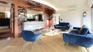 sala de estar con sillas azules y mesa en Villa Colmar Centre avec Spa et double Parking, en Colmar