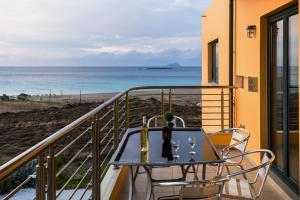 stół na balkonie z widokiem na ocean w obiekcie Pachia Ammos Falasarna w mieście Falasarna