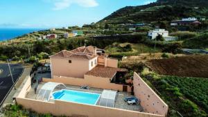 una casa con piscina junto al océano en Casa El Correo, en Puntallana