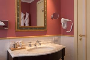 马尔萨拉Hotel Baglio Oneto dei Principi di San Lorenzo - Luxury Wine Resort的带水槽和镜子的浴室