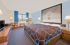 Llit o llits en una habitació de Super 8 by Wyndham Centerville
