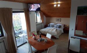 TV a/nebo společenská místnost v ubytování Vuković House