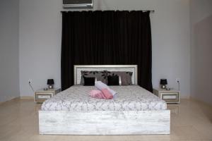 um quarto com uma cama com um porco cor-de-rosa em IRIS Apartment em Tessalônica