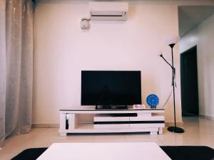 TV at/o entertainment center sa EL Bliss Home by EzComfy @ #Ipoh #Oasis #TownArea