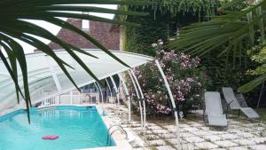 Swimmingpoolen hos eller tæt på Gite de 6 à 14 pers avec Piscine-Jacuzzi- Salle des fêtes