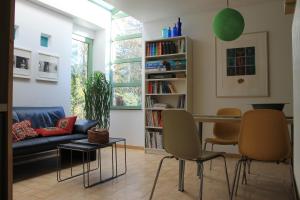 een woonkamer met een bank en een tafel en stoelen bij Beau Reg'Art in Hasselt