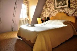 Montferrand-du-PérigordにあるMaison Pontcarralのベッドルーム(ベッド1台、窓付)