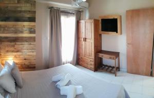 Postel nebo postele na pokoji v ubytování Anemos Hotel