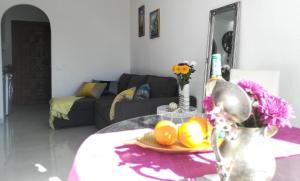 een woonkamer met een tafel met een fruitschaal bij Lovely home La Mata pool&beach in Torrevieja