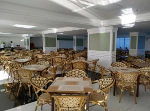 a room filled with tables and chairs at Piazza DiRoma Caldas Novas in Caldas Novas