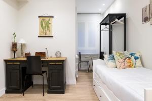 a bedroom with a desk and a bed in a room at Bilbao Centro con opción de Parking in Bilbao