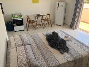 Un dormitorio con una cama con una toalla. en Vilas Blancas en Cumbuco