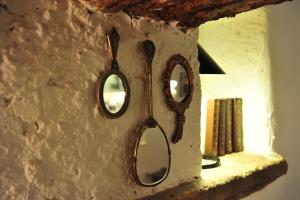 a mirror and a sink in a room at Casa Messi in Pitigliano