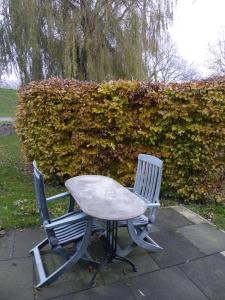 una mesa y dos sillas sentadas una al lado de la otra en Beemster Oase en De Beemster