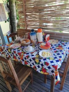 uma mesa com uma toalha de mesa com comida em Pousada do farol em Jericoacoara