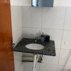 eine Badezimmertheke mit einem Waschbecken in einem Zimmer in der Unterkunft Vilas Blancas in Cumbuco