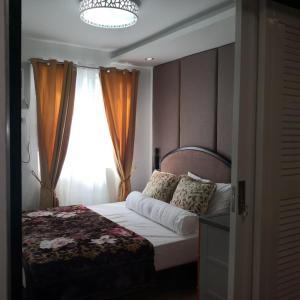 1 dormitorio con cama y ventana en 614 Anabelle Residence at Marina Spatial Condominium, en Dumaguete