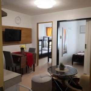 sala de estar con cocina y sala de estar con mesa en 614 Anabelle Residence at Marina Spatial Condominium, en Dumaguete