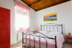 - une chambre avec un lit avec un cadre métallique dans l'établissement Villa Marida, à Gioia del Colle