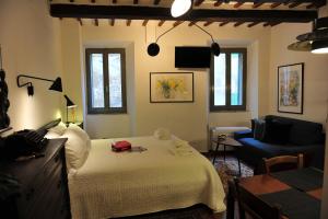 a bedroom with a bed and a couch in a room at Casa Messi in Pitigliano