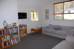 A seating area at Summit Ridge Alpine Lodge