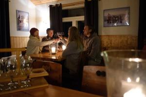 un grupo de personas sentadas alrededor de una mesa en un restaurante en Lucky Ranch Snow Igloos, en Pyhätunturi