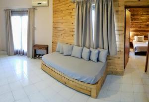 Postel nebo postele na pokoji v ubytování Anemos Hotel