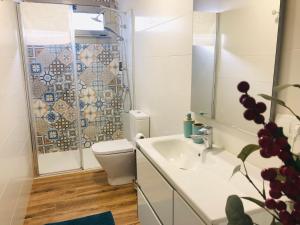 Un baño de Casa con jardín al lado de Playa Hío