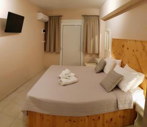 Postel nebo postele na pokoji v ubytování Anemos Hotel
