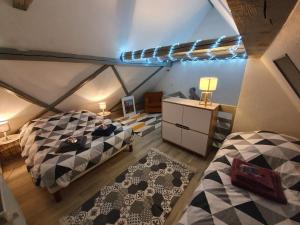 Ένα ή περισσότερα κρεβάτια σε δωμάτιο στο New ! VUE PETITE VENISE-PLACE TO BE OLD TOWN - PARKING