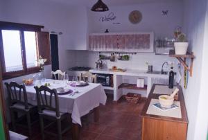 una cocina con una mesa con un mantel blanco. en Marisa Home, en Orzola