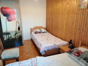 sypialnia z dwoma łóżkami w pokoju w obiekcie Apartment Pula w Puli