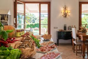 a kitchen filled with lots of different types of food at Agriturismo Villa Toscana in Campiglia Marittima