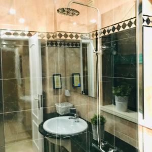 ファロにあるAlameda Gardenのバスルーム(洗面台、ガラス張りのシャワー付)