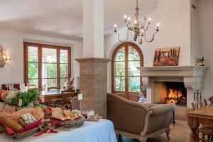 a living room filled with furniture and a fireplace at Agriturismo Villa Toscana in Campiglia Marittima