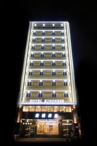 un gran edificio de hotel por la noche con sus luces encendidas en Kindness Hotel - Houyi Jiuru en Kaohsiung