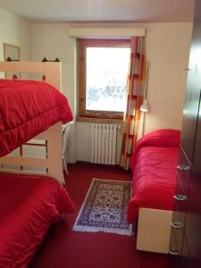 Двухъярусная кровать или двухъярусные кровати в номере Monte Cervino apartment AS14