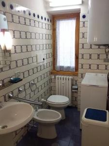 Et badeværelse på Monte Cervino apartment AS14