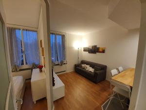 un piccolo soggiorno con divano e tavolo di Lake House - Milano 3 a Basiglio
