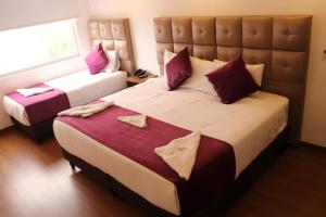Postel nebo postele na pokoji v ubytování Hotel Bogota DC