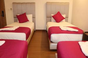 Postel nebo postele na pokoji v ubytování Hotel Bogota DC